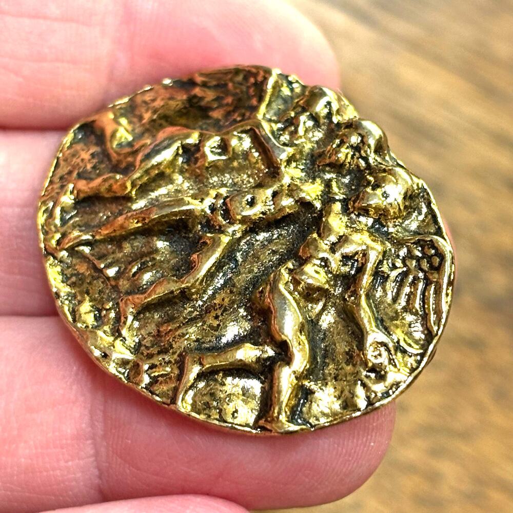Vintage gold tone metal brooch relief repousse style oval dancing winged cupids